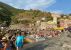 Vernazza kikötő nyáron napozókkal